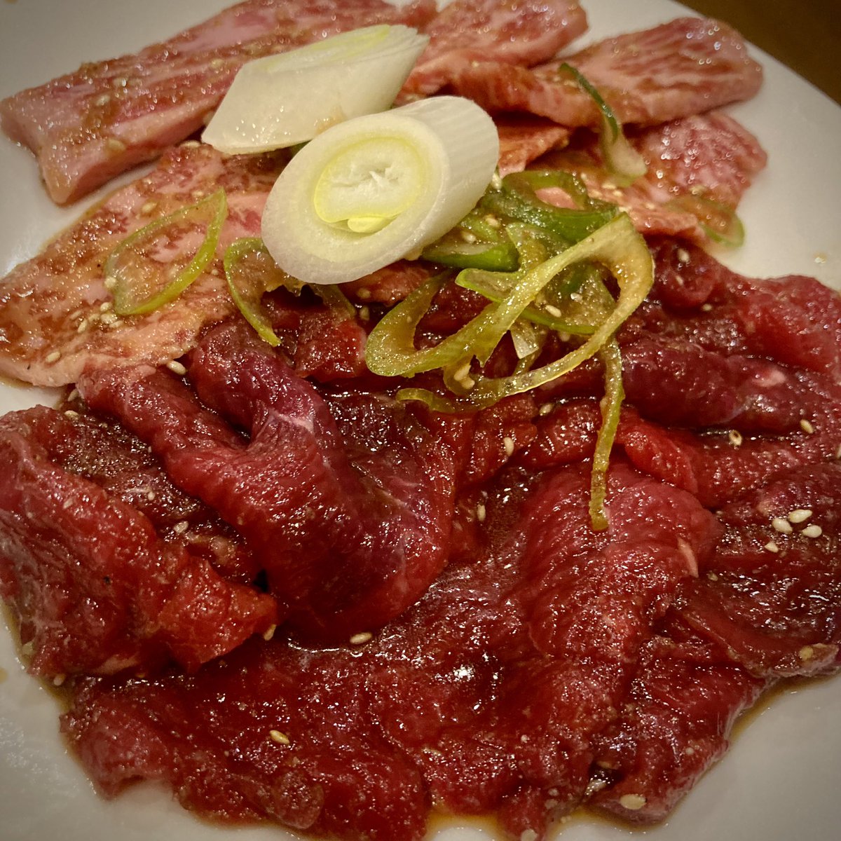 EdagawaWalker's tweet photo. 【焼肉天国 枝川】

なぜ江東区・枝川は「焼肉天国」なのか？

① 下町×在日コリアン文化の旨みの蓄積
枝川は昔から在日コリアンの方々が多く暮らしたエリア。本場直系のタレ文化・肉の目利き・下処理技術が日常に根付いている！

② 高級じゃない、でもガチで旨い
観光向けじゃないから、見た目は素朴、価格は良心的、味は本気、“常連の舌に鍛えられた店”しか生き残れないエリア。

③ ホルモン天国、鮮度が違う
枝川の焼肉は赤身だけじゃない。シマチョウ、レバー、ハツの仕上がりが異次元。回転が早く、仕入れが強い証拠。

④ 倉庫街×住宅地＝穴場化
豊洲・木場に近いのに目立たない立地。だからこそ、知る人ぞ知る焼肉密集地として進化。

一言で言うと「映えはないが、肉とタレで黙らせてくる街」焼肉好きなら、一度は枝川で“答え合わせ”してほしいですね。