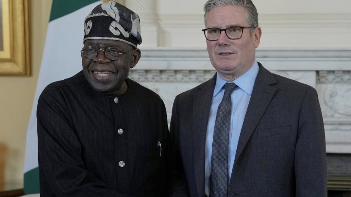 En Angleterre  le Premier ministre travailliste Starmer vient de signer un accord avec le président du Nigéria pour y déporter les demandeurs d’asile déboutés et les migrants en situation irrégulière : un accord ignoble.
L’extrême droite en rêve, les travaillistes le font.