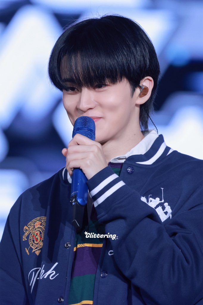 𝙂𝙡𝙞𝙩𝙩𝙚𝙧𝙞𝙣𝙜 tweet media