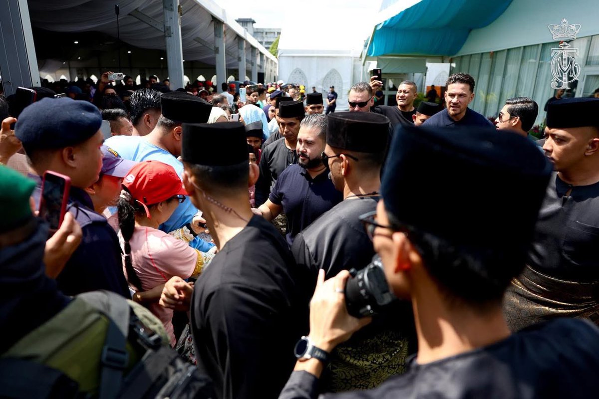HRHJohorII's tweet photo. Duli Yang Amat Mulia Tunku Mahkota Ismail, Pemangku Sultan Johor, Yang Amat Mulia Che' Puan Mahkota Khaleeda Johor, Duli Yang Amat Mulia Tunku Iskandar Ibni Tunku Ismail, Raja Muda Johor serta paduka anakanda berangkat ke Majlis Rumah Terbuka Hari Raya Aidilfitri Istana DiRaja Johor bersama rakyat pada hari ini, 22 Mac 2026 bersamaan 2 Syawal 1447H. Allah Peliharakan Sultan.

———

His Royal Highness Tunku Ismail, The Regent of Johor, Her Highness Che' Puan Mahkota Khaleeda Johor, His Royal Highness Tunku Iskandar Ibni Tunku Ismail, Raja Muda of Johor and the other royal children attended the Johor Royal Palace's Hari Raya Aidilfitri Open House with the rakyat today, 22 Mac 2026 corresponding to 2 Syawal 1447H. Allah Peliharakan Sultan.
