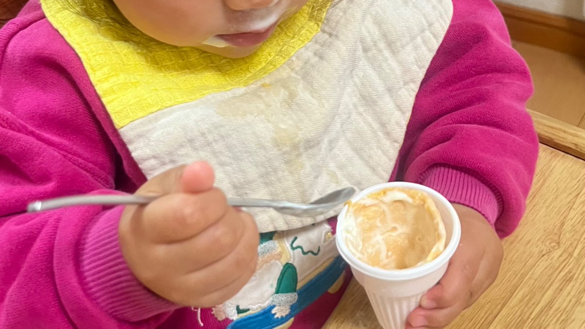カップから外してあげようとしたらめちゃくちゃ泣き叫んで嫌がるのでスプーンで最後まで食べてもらいました。下の子です👶🏻今は私の上で寝ています👶🏻母は起き上がってやることやりたい👵🏻