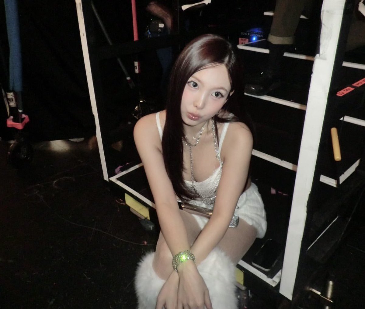 anneliese. tweet media