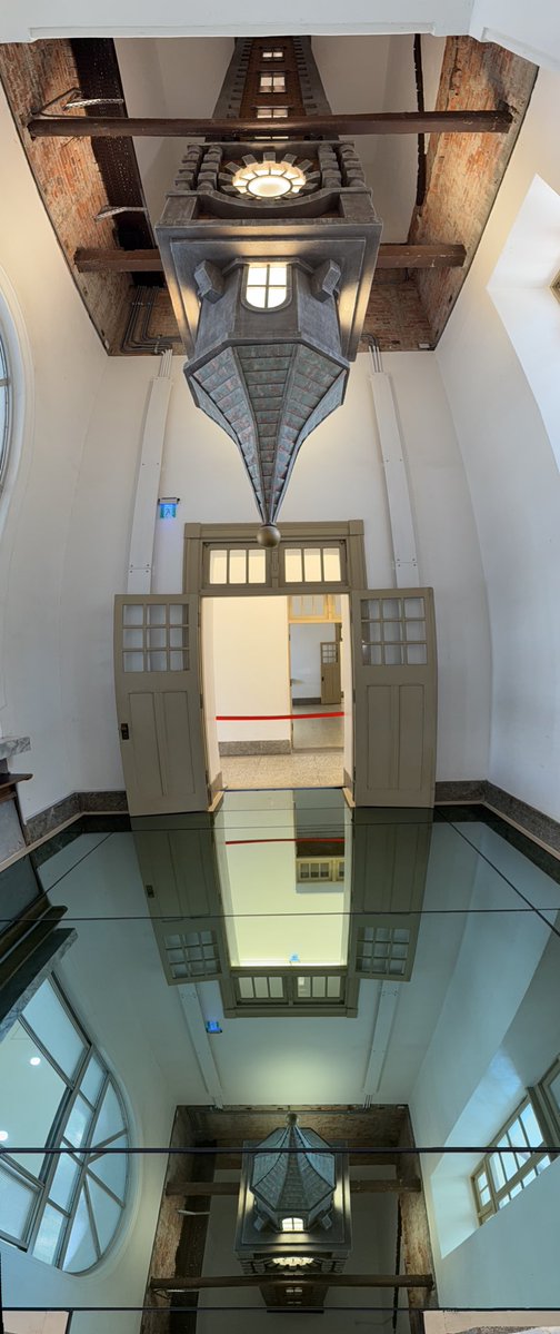 之前玩鳴潮的時候，很喜歡2.2版本阿維紐林神學院的設計，版本名稱叫做「真偽倒懸於高塔」

結果發現台南竟然有一樣的畫面！！
#司法博物館
大家有機會快來走走吧！

#鳴潮