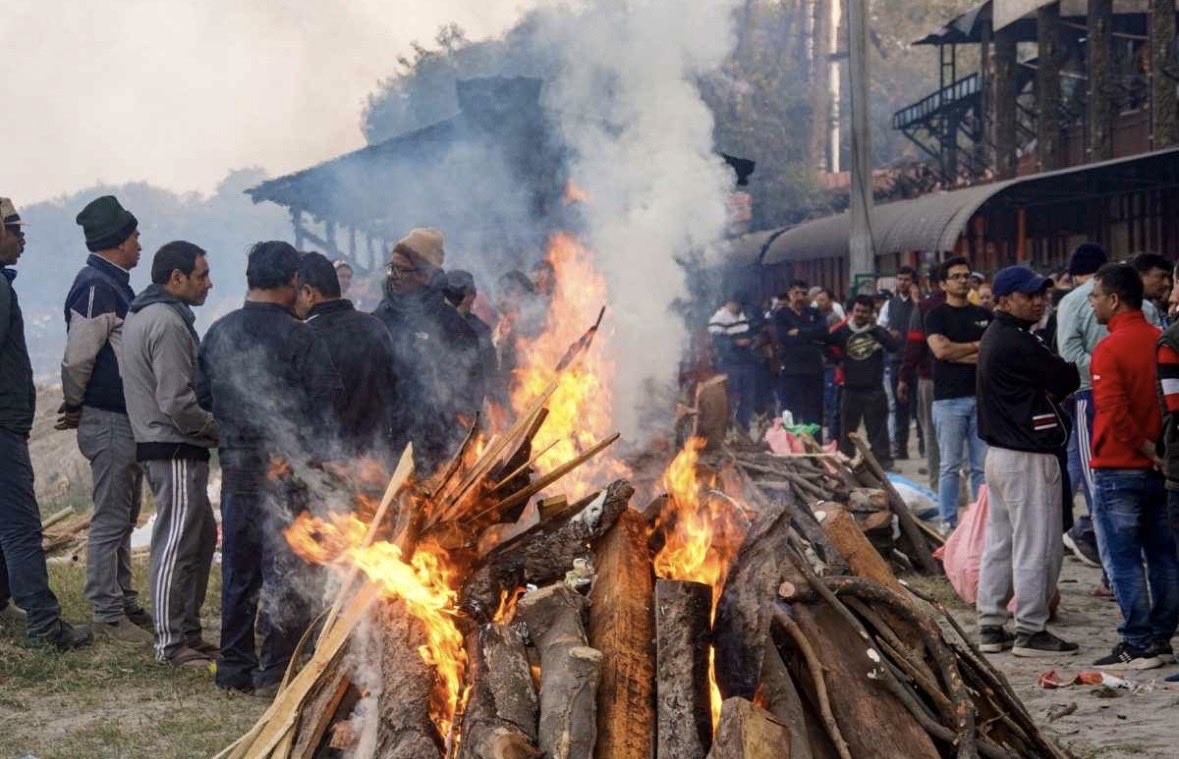हैरान करने वाली खबर 😱

मृत्यु के पश्चात एक शव का अंतिम संस्कार किया गया लेकिन लोगो के होशो हवास तब उड़ गए:

जब उनको चिता की ठंढी पड़ी आग से दो खोपड़ियां मिली:

जब लोगो को सच्चाई पता चली तो सबके पैरो तले जमीन खिसक गई किसी ने स्वप्न में भी ऐसा नहीं सोचा होगा जैसा दृश्य निगाहों के