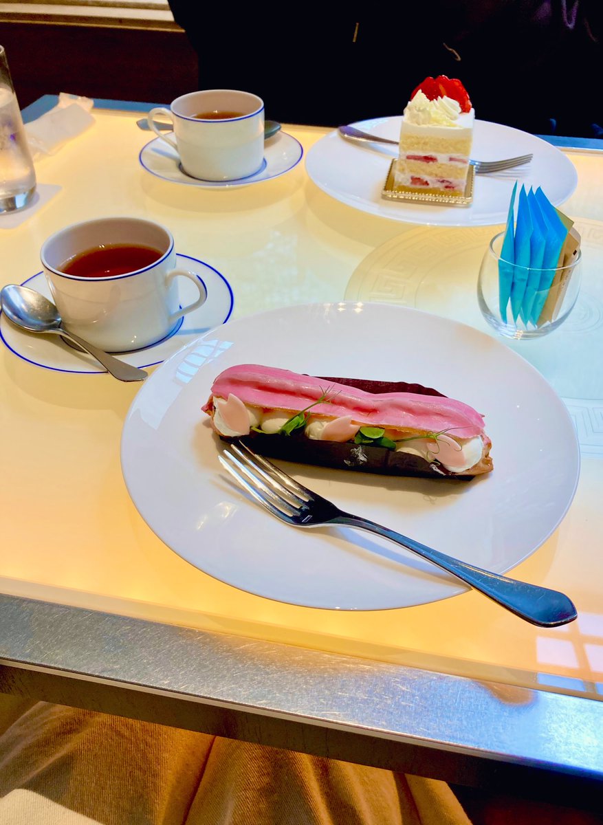 高級ホテルのラウンジでサクラのéclairを!? 