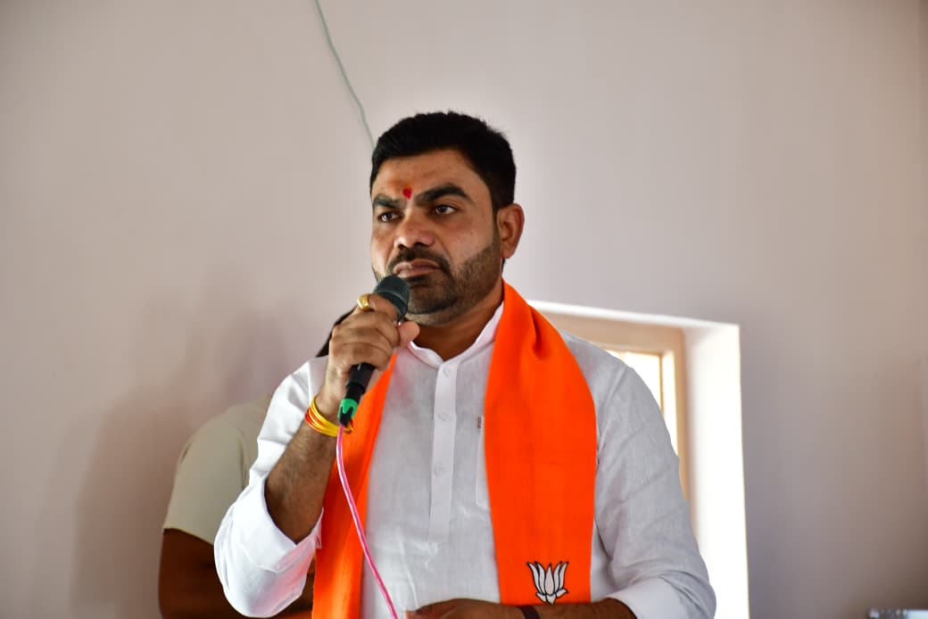 Surajvasava20's tweet photo. “વ્યારામાં વટથી આવશે તો ભાજપ જ”

તાપી જિલ્લાનાં વ્યારા તાલુકાના લોટરવા ગામ ખાતે આગામી સ્થાનિક સ્વરાજની ચૂંટણીને અનુસંધાને બોરખડી જિલ્લા પંચાયત સીટની બેઠક ધારાસભ્ય શ્રી @mohankokani જી અને જિલ્લા પ્રભારી ડૉ. @DrJagdishSurat જીની પ્રેરક ઉપસ્થિતિમાં યોજી, કાર્યકર્તાઓને આગામી ચૂંટણીમાં વિજય માટે જરૂરી માર્ગદર્શન અને સૂચનો કર્યા. બેઠક દરમિયાન કાર્યકર્તાઓનો ઉત્સાહ અને ઉમંગ જ આગામી ચૂંટણીઓમાં ભાજપનો ભવ્ય વિજય સુનિશ્ચિત કરે છે. 

આ દરમિયાન તાપી જિલ્લા ભાજપ મહામંત્રી શ્રી મૃણાલભાઈ જોશી, પ્રદેશ કારોબારી સભ્ય શ્રી રાજેન્દ્રસિંહ કુંવર, આદિજાતી મોરચા પ્રદેશ ઉપાધ્યક્ષ શ્રી ધવલભાઈ ચૌધરી, જિલ્લા ઉપાધ્યક્ષ શ્રી વીરલભાઈ કોકણી,  પૂર્વ મહામંત્રી અને વ્યારા તાલુકા પ્રભારી શ્રી રાકેશભાઇ કાચવાલા, વ્યારા તાલુકા ભાજપા પ્રમુખ શ્રી વિપુલભાઈ ગામીત, બોરખડી જિલ્લા પંચાયત પ્રવાસી કાર્યકર્તા શ્રી કિશોરભાઈ ચૌધરી, અન્ય હોદ્દેદારો તેમજ કાર્યકર્તાઓ ઉપસ્થિત રહ્યા હતા.