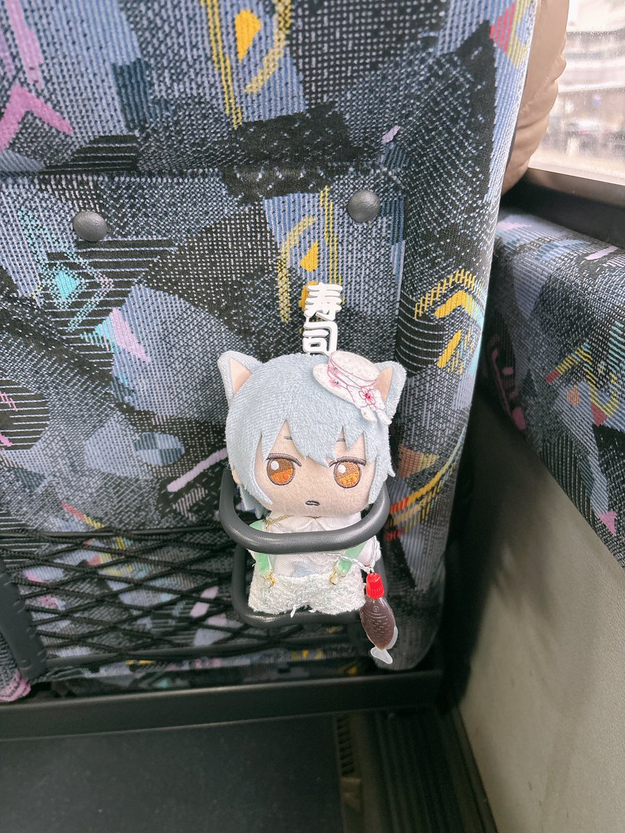 そんなに期待の眼差しを向けられてももう帰るだけだからね！？！？
てかさっき食べたよね？？