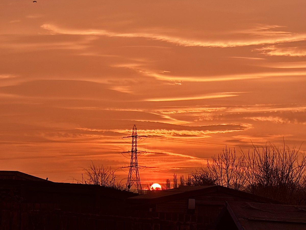 liam_lovell's tweet image. Cloud from the north making for another stunning #sunrise this morning over Carlisle. Temp down to 4°c  🌅 #cumbria #loveukweather