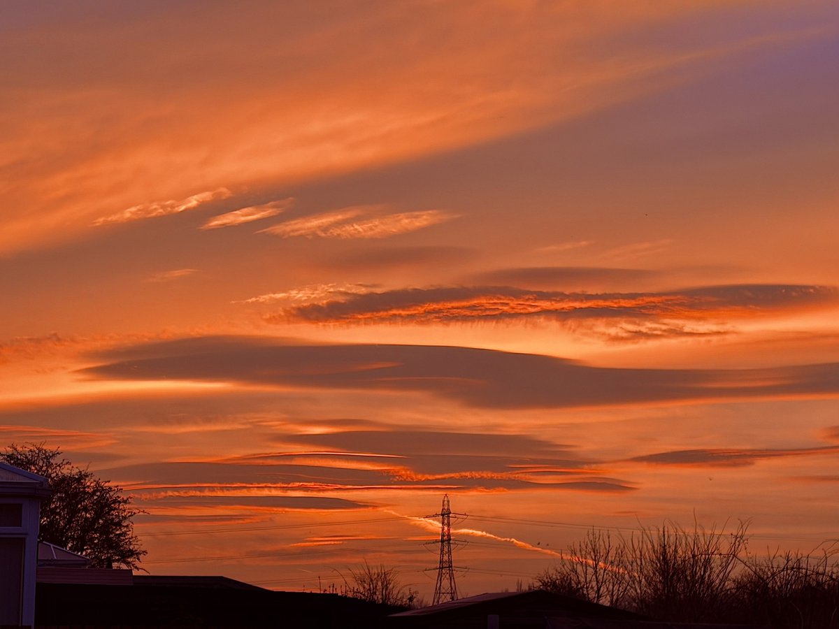 liam_lovell's tweet image. Cloud from the north making for another stunning #sunrise this morning over Carlisle. Temp down to 4°c  🌅 #cumbria #loveukweather