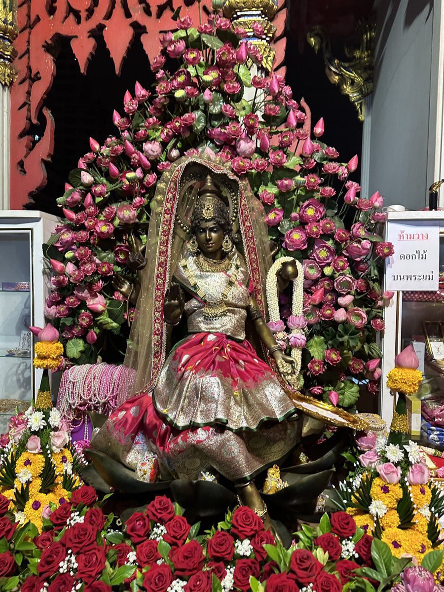 หยุดดูรูปนี้ 3 วินาที… ✨

หากองค์พระแม่ลักษมีปรากฏบนหน้าจอของคุณในตอนนี้
แปลว่าท่านกำลังอวยพรเรื่อง “ความรัก การเงิน และความอุดมสมบูรณ์”
ให้เข้ามาในชีวิตคุณแบบไม่ทันตั้งตัว 💖💰

วันนี้คือวันแห่งพลังงานดี
วันแห่งการเปิดรับความรักแท้ เงินทองไหลมา
และโอกาสใหม่ ๆ ที่กำลังเข้าหาคุณ