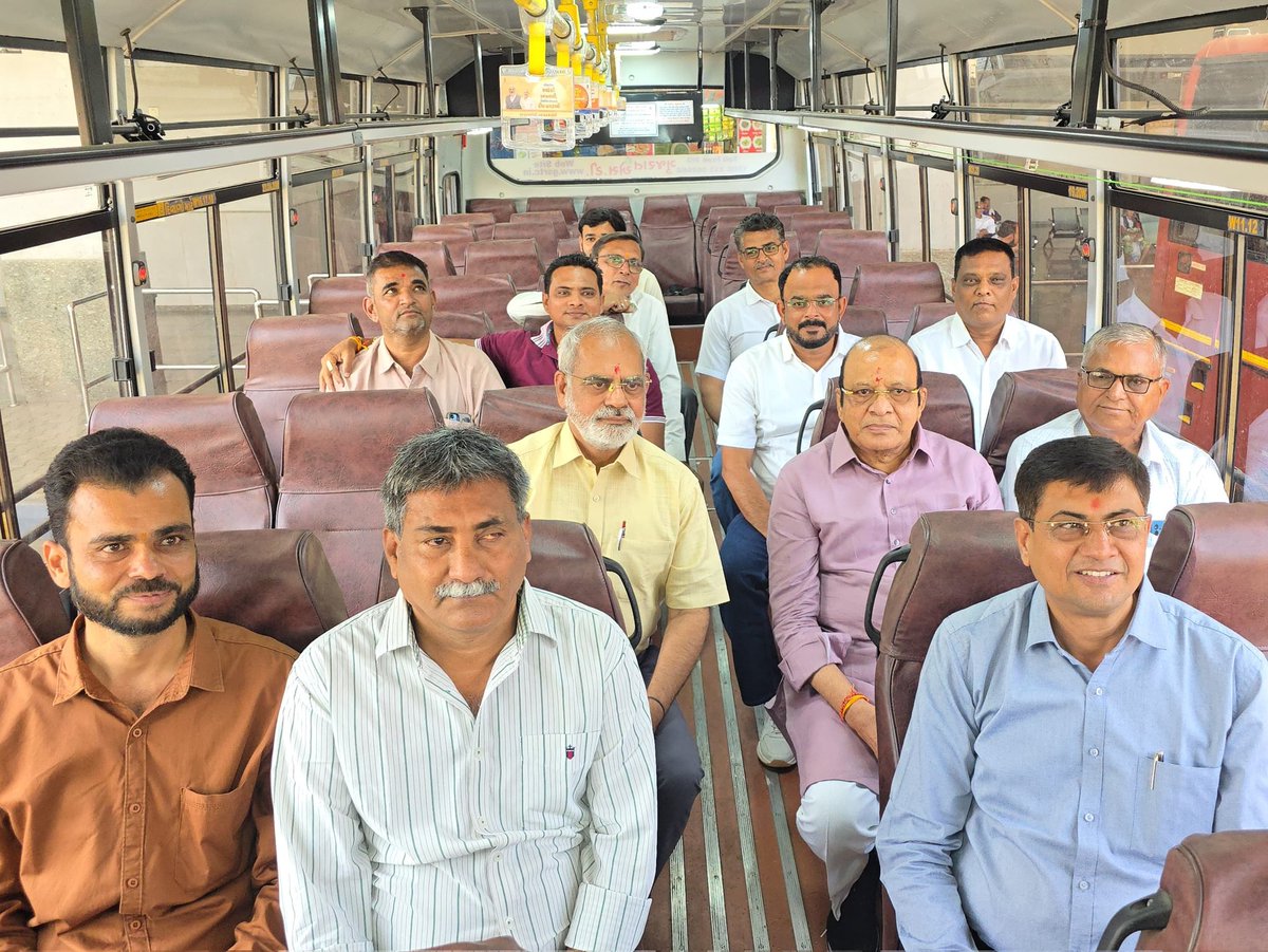 VBharuch67421's tweet photo. આજ રોજ ભરૂચ ડેપો ખાતે ફાળવેલ ૨ નવીન ગુર્જર નગરી વાહનનુ માન્ય ધારાસભ્યશ્રી વાગરા અરૂણસિંહ રણા સાહેબના વરદ હસ્તે વાગરા અમદાવાદ તેમજ દહેજ અમદાવાદ રૂટ ઉપર સ્થાનિક આગેવાનો, એસ.ટી. કર્મચારી ગણ તેમજ મુસાફર જનતા ની હાજરીમાં લોકાર્પણ કરવામાં આવ્યું. https://t.co/5s3c8xnhEn