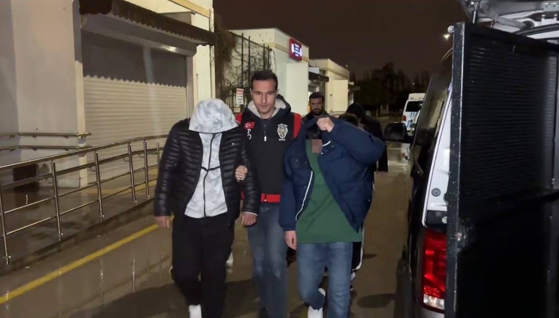 Adana’da çocuk yaştaki 5 şüpheli, sigara istemek için 4 kardeşin önünü kesti.

“Sigara yok” yanıtı üzerine çıkan tartışmada şüpheliler kardeşlere bıçakla saldırdı.

3 kardeş hastaneye kaldırılırken, 17 yaşındaki kardeşlerden biri hayatını kaybetti.

Olayın ardından yakalanan 5
