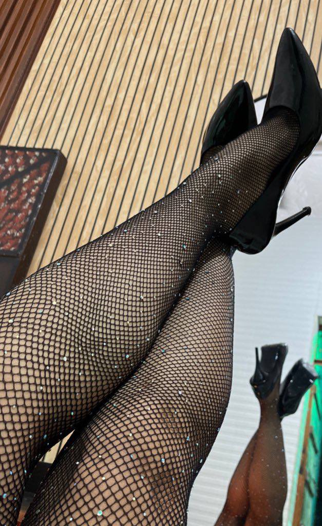 perfectfeetdiva's tweet photo. LIKE and rt if you would actually kiss my heels in public 🤭💕 https://t.co/w3TOoj4M6j