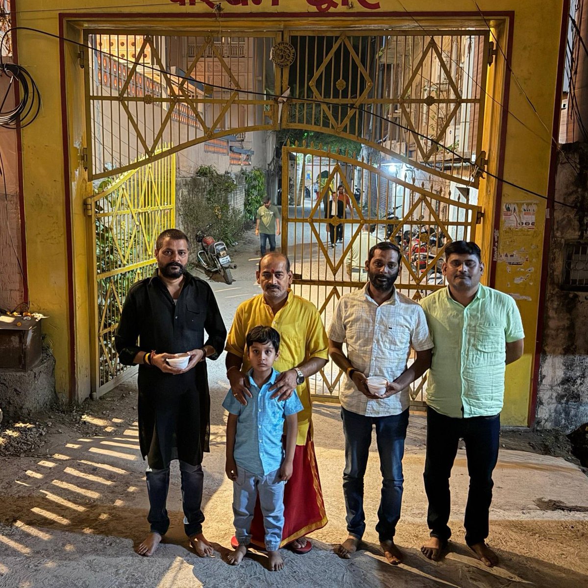 Xsunilsingh0077's tweet photo. आज नवरात्रि के सुअवसर पर मध्यप्रदेश के दतिया जनपद में स्थित विश्वविख्यात सिद्धपीठ माँ पीतांबरा देवी जी के दिव्य दर्शन प्रिय भतीजे कृतज्ञ प्रताप सिंह " कान्हा" जी के साथ करने का सौभाग्य प्राप्त हुआ।

पीतांबरा शक्तिपीठ, दतिया (मध्यप्रदेश) देवी उपासना का एक अत्यंत प्राचीन, सिद्ध एवं शक्तिशाली केंद्र है।

यह पावन धाम विशेष रूप से देवी बगलामुखी एवं माँ धूमावती की आराधना हेतु प्रसिद्ध है, जहाँ श्रद्धालुजन मनोकामना पूर्ति एवं आध्यात्मिक शांति की अनुभूति करते हैं।

माँ पीतांबरा देवी जी की कृपा आप सभी पर सदैव बनी रहे।
इस अवसर पर श्री सोनू सिंह जी प्रधान ज़मीन हुसैनाबाद, श्री गौरव सिंह जी प्रधान चौबीसी श्री रानू सिंह जी ( खमन खेड़ा) उपस्थित रहे।