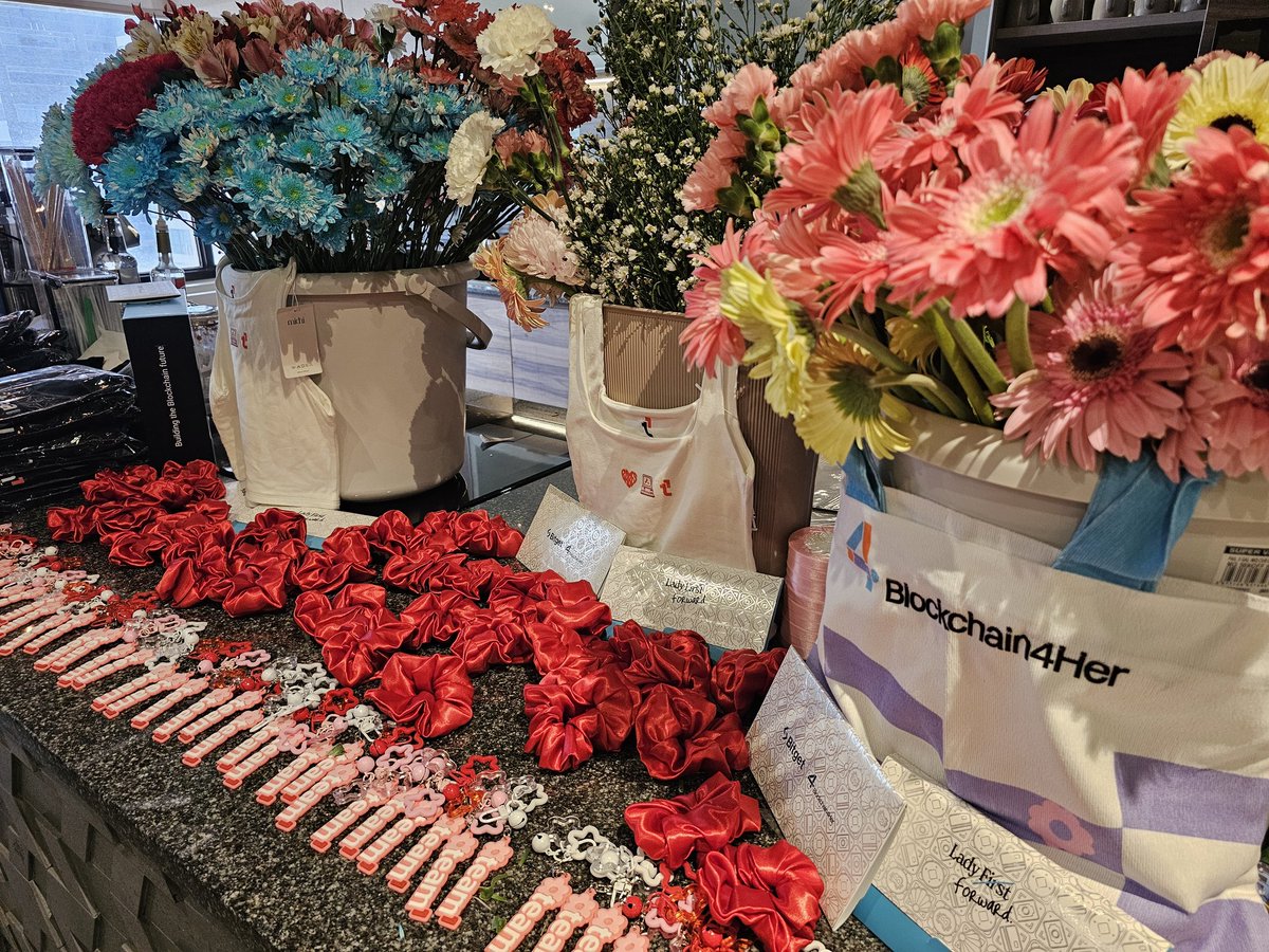 amirahbnb's tweet photo. Today’s the day! 🌸💻
Flowers + Code by @AvaxTeam1 🇵🇭with #Blockchain4HER brings together blockchain, creativity, and women empowerment in one space.

From hands-on demos to meaningful conversations, see you here! 
#Team1Avalanche #WomenInWeb3 https://t.co/BV2O9qm8C3