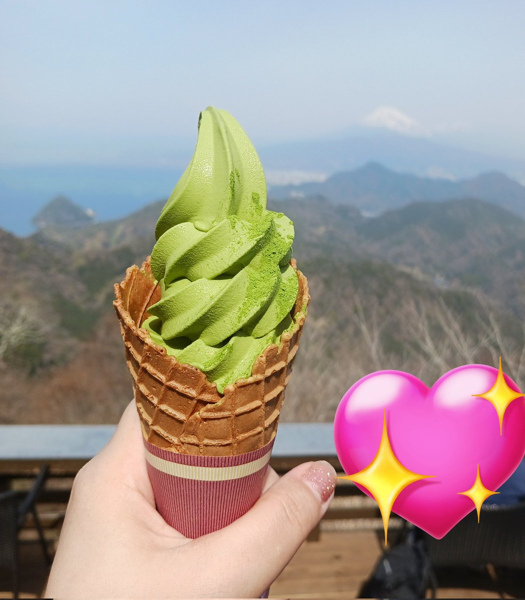 伊豆に来ております
富士山見ながら抹茶ソフトクリーム🍦✨
美味～✨