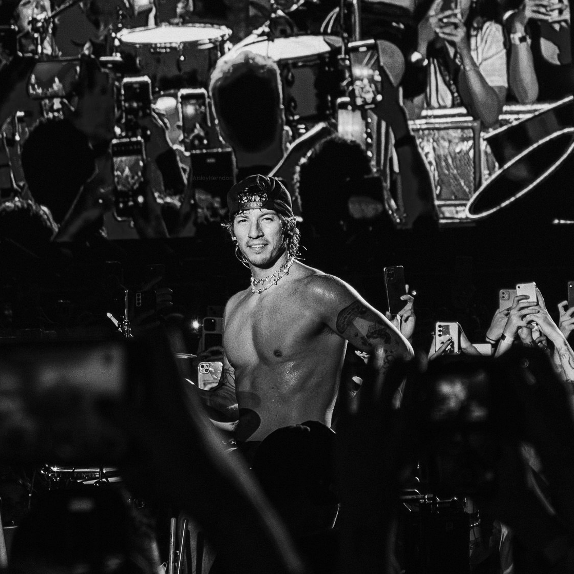 .eleanør tweet media