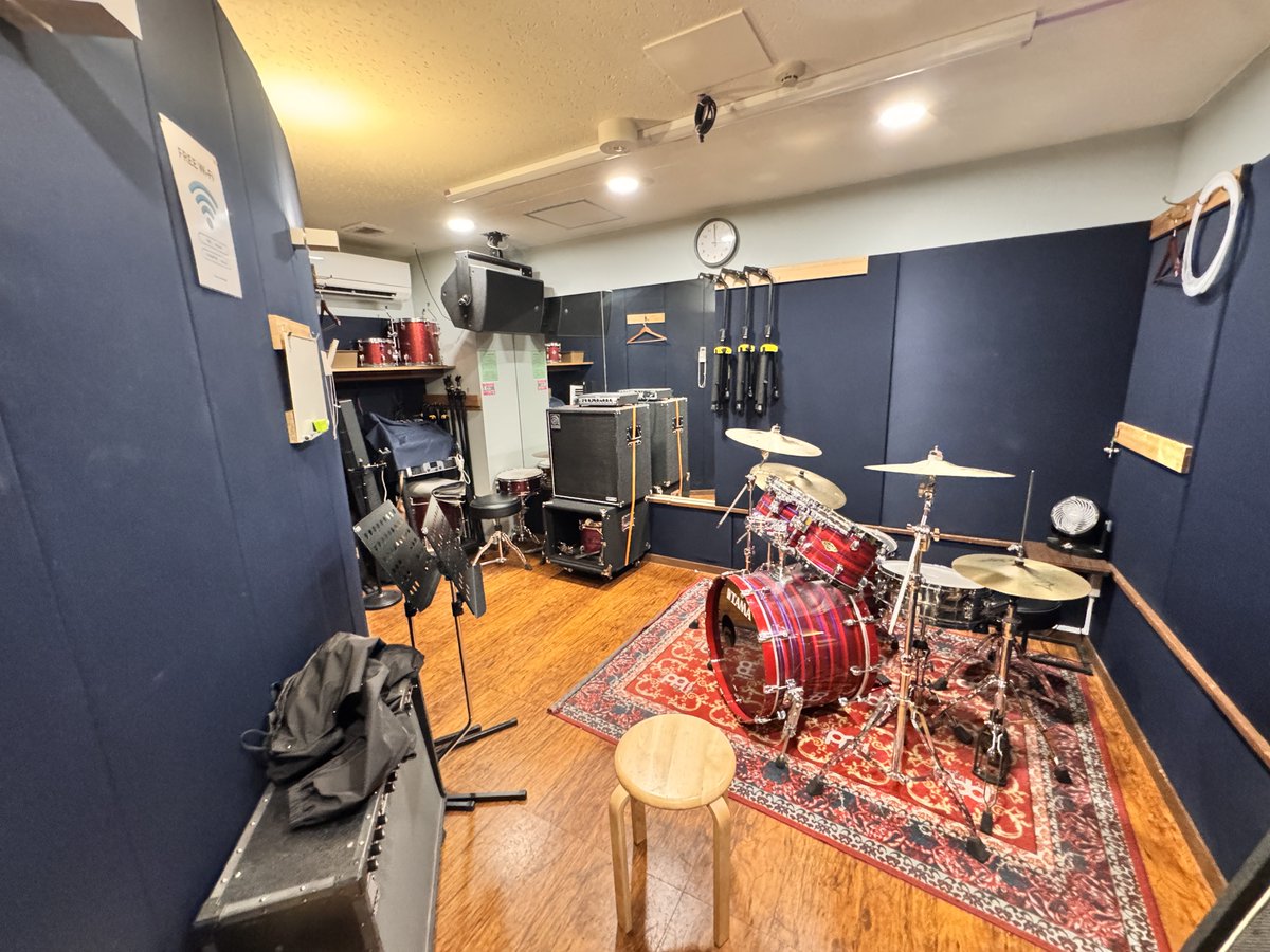 微妙な形のスタジオだ