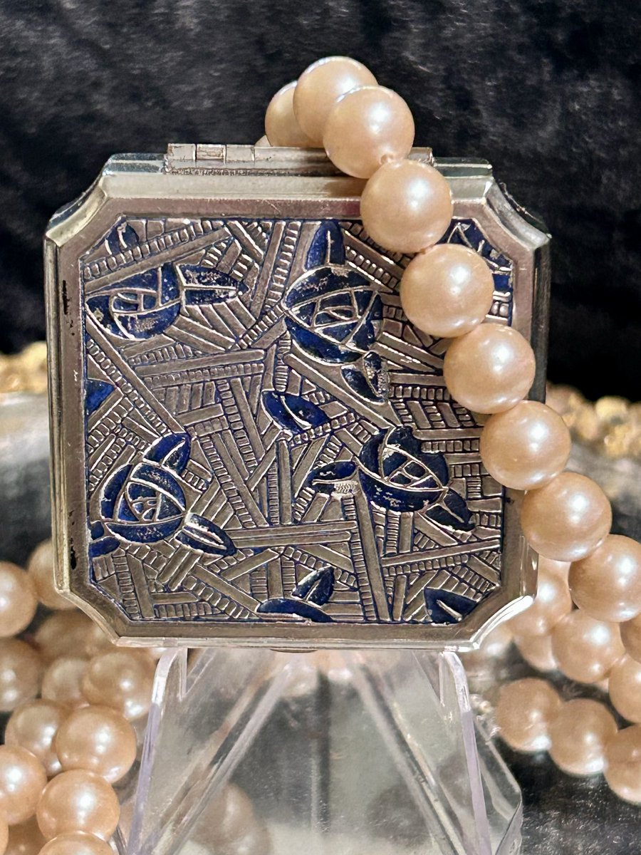 DARLINGXXDARLA's tweet photo. Vtg LANCHERE Art Deco Blue Rose Enamel Duel Mirror Compact Case 1930s Estate https://t.co/aFQ1shs6F2 #eBay via @eBay #ArtDecoCompact
#VintageCompact
#BlueEnamel
#VanityCompact
#PowderCompact
#AntiqueVanity
#1930sStyle 
#VintageBeauty
#CompactCollector
#Darlingdarlasvintage https://t.co/hoXTMJzONU