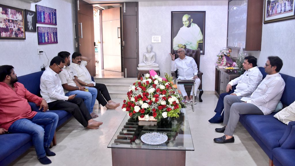 काँग्रेसचे ज्येष्ठ नेते, माजी केंद्रीय मंत्री विलासराव मुत्तेमवार साहेब यांच्या वाढदिवसानिमित्त प्रदेश काँग्रेसचे वरिष्ठ उपाध्यक्ष तथा आमदार अभिजीत वंजारी यांनी सदिच्छा भेट देऊन त्यांना दीर्घायुष्यासाठी शुभेच्छा दिल्या. यावेळी आमदार विकास ठाकरे आणि विशाल मुत्तेमवार उपस्थित होते.