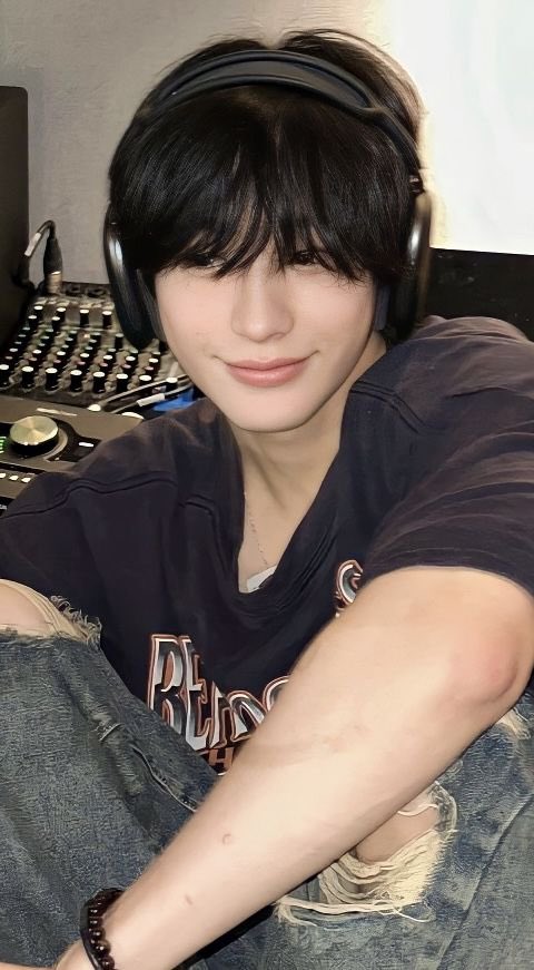 flymetothemoon tweet media