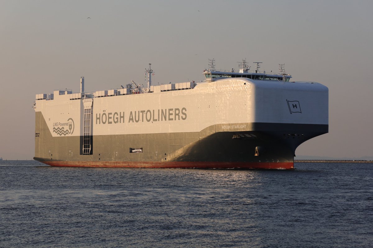 panamaru2's tweet photo. 2026/3/22 6:31
#Aurora_Class 7番船 #HOEGH_STARLIGHT #IMO9971276 船体のLNG PoweredとElectrical plugのロゴは本船がLNG燃料で航行 そして接岸中はCold Ironing設備を稼働するハイブリッドな環境性能を備えた次世代 #PCTC を表しています https://t.co/4KuKYfRkWf