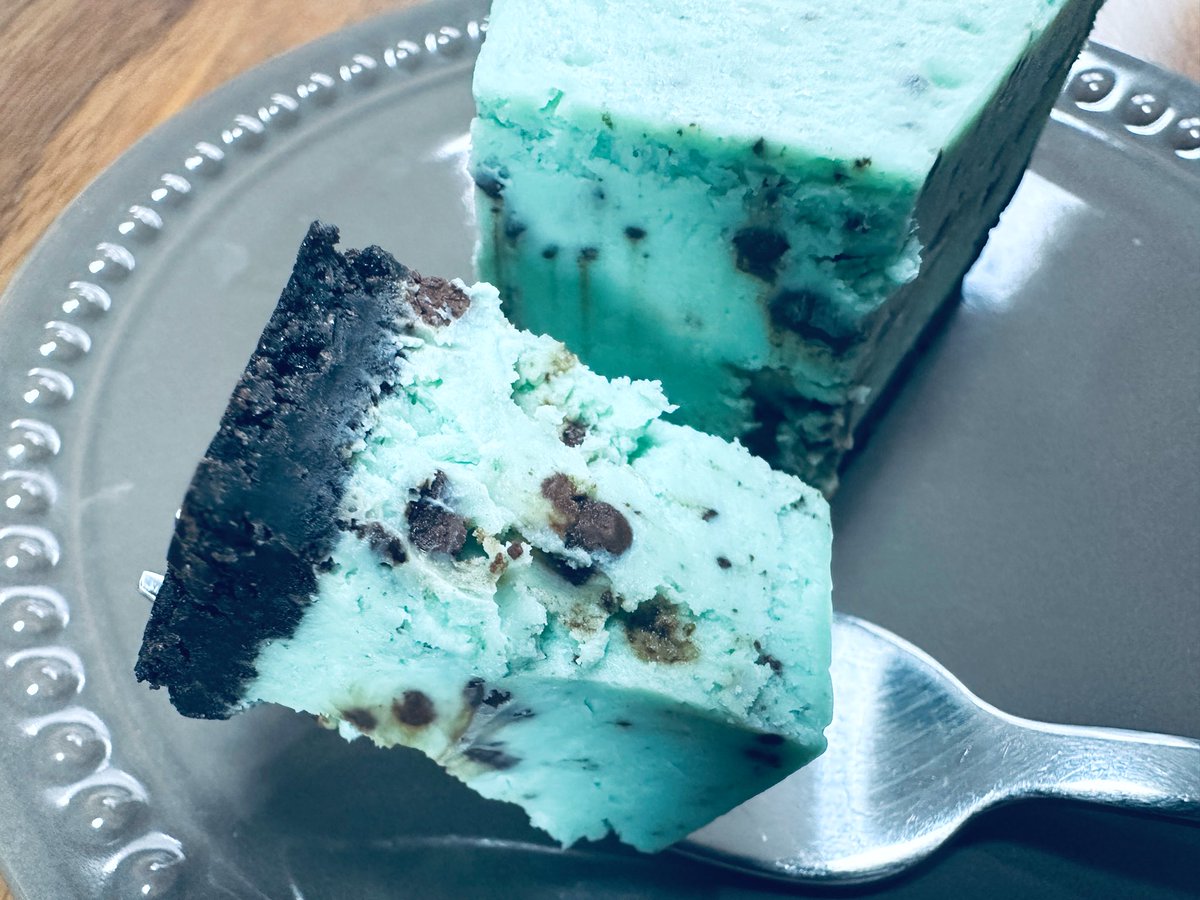 copicopiaki's tweet image. Factory 狂チョコミントチーズケーキ
春になると、チョコミントのシーズンがそろそろ来るとソワソワし始める🌱こってりとすーすーのバランスが絶妙。ベースのオレオ生地から美味しくて隙なし。冷たい状態からの口溶けもたまらない🍀
#factory #チョコミント