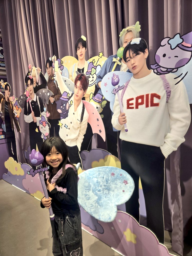 弘大のPOPUP来たけどほぼ売り切れてて、娘の写真撮影にひたすら付き合って終わった切ない😂