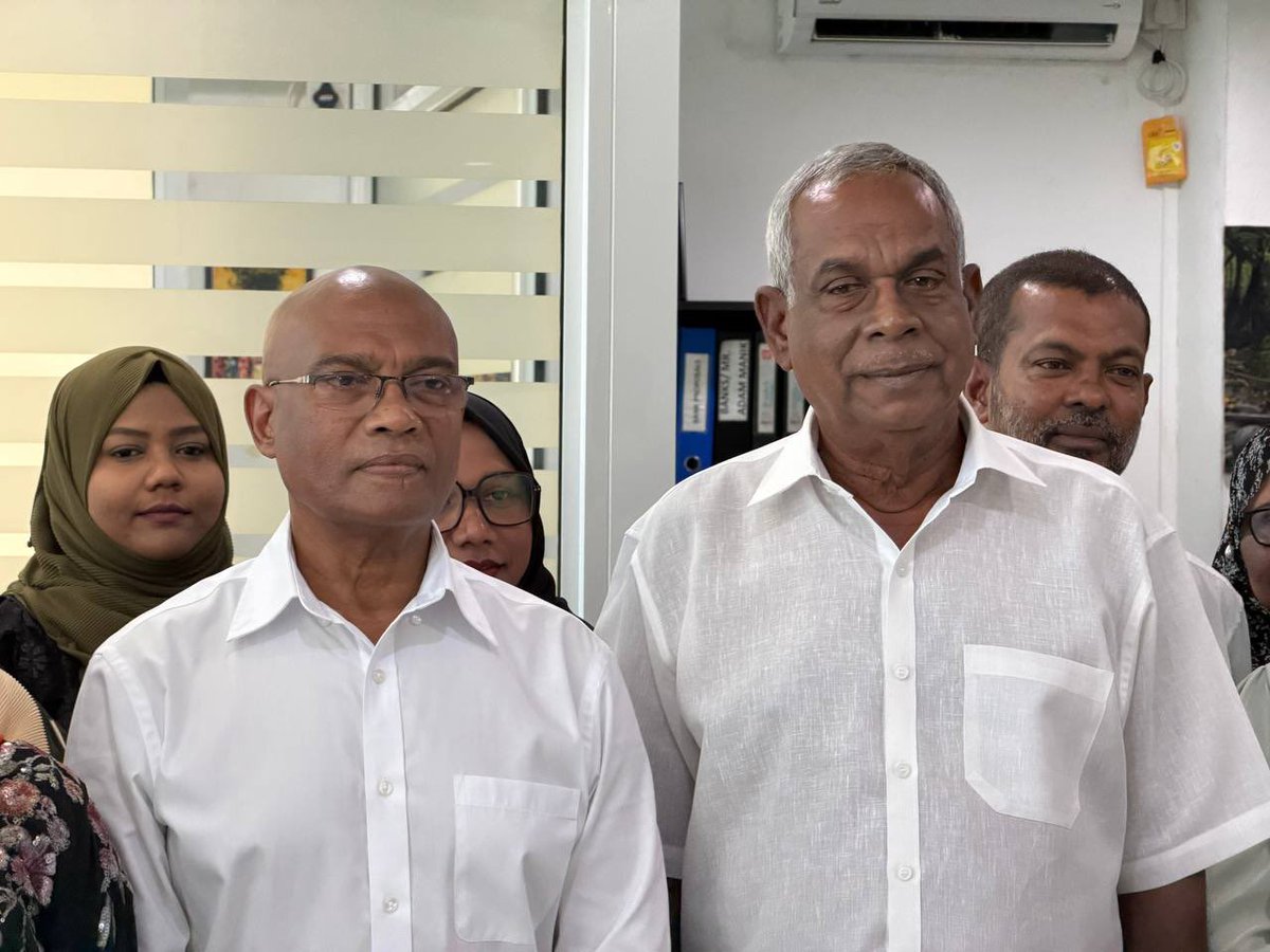 shiuna_m's tweet photo. މާލޭގެ ކުރީގެ 2 މޭޔަރުން، މުޙައްމަދު ޝިހާބު އަދި ސަރަނގު އާދަމް މަނިކް ފަދަ ވަރުގަދަ 2 ޚިދުމަތްތެރިންގެ ތާއީދު ޕީއެންސީއަށް މިއަދު އޮތްކަން ހާމަ ކުރެއްވި މައިގަނޑު ސަބަބަކީ ޒަމާންތަކެއް ވަންދެން އެމްޑީޕީން މާލޭގެ ތަރައްޤީ މަޑުޖައްސާފައި އޮތްއޮތުން ނިމުމަކަށް ގެންނަވާ 4 ވަނަ ދައުރުގެ މާލޭސިޓީގެ މޭޔަރު @MMuizzu މާލޭސިޓީއަށް ގެންނެވި އިންޤިލާބީ ބަދަލުކަމީ ޝައްކެއް އޮތް ކަމެއްނޫން. މިއީ ރައީސް މުޢިއްޒުގެ ޚިދުމަތް ބަލައިގަތް ކަމުގެ ހެއްކެއް. އަހަރުމެން ބޭނުމީ ރައްކާތެރިކަމާއި، ތަރައްޤީއާއި، ހަމަޖެހުން😎