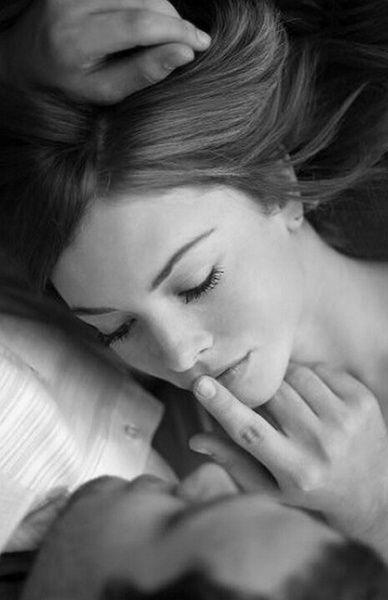 Quiero dejar en ti mis besos, ser fuego y calma en tu aliento, y quedarme latiendo en tu pecho.
Y cuando el silencio nos envuelva, que la noche conserve, en un susurro, lo que somos tú y yo.