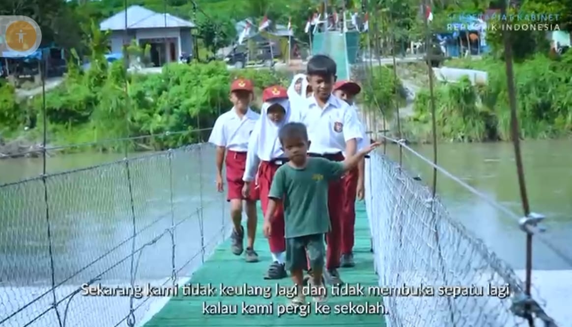 idar_antho's tweet photo. SUKSESKAN PROGRAM GERAK CEPAT UNTUK NEGERI, Bapak Presiden Prabowo meresmikan secara serempak pembangunan sarana dan prasarana vital 218 jembatan di desa-desa dan daerah yang membutuhkan. 

@YandriSusanto 
@SekretariatNegaraRI 

#KementerianDesaPDT
#BPSDMKemendesaPDT https://t.co/wTDJFF2IzN