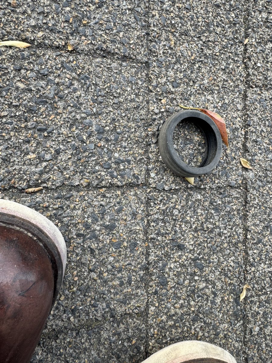たまに道路に落ちてるこのゴムの輪っか、なんなんだろう？