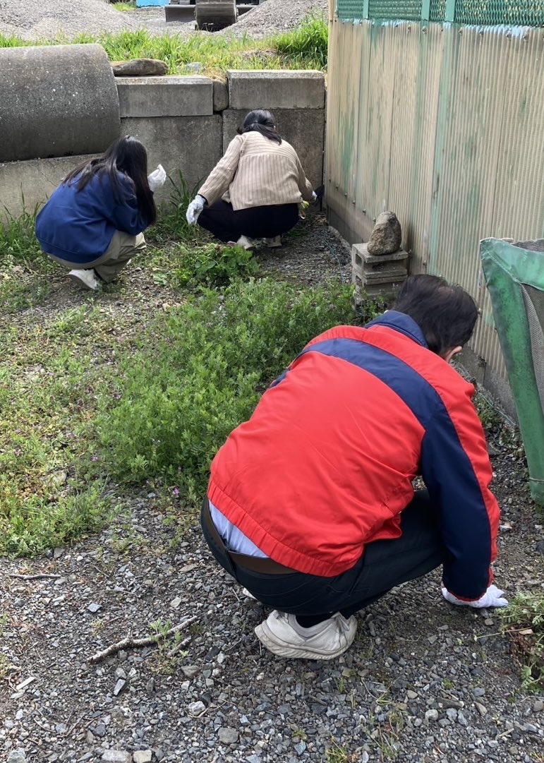 seigyochi1967's tweet photo. 本日（3/22）zoom礼拝後、
有志が集まり
🌱ボランティア活動✨

祈る🙏だけで終わらない
礼拝のあとに、手を動かす🧹
それが私たちの感謝のかたち🫶🏻
こういう積み重ねを大切にしたい✨✨ https://t.co/CrBFB923vP