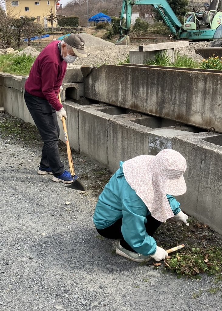 seigyochi1967's tweet photo. 本日（3/22）zoom礼拝後、
有志が集まり
🌱ボランティア活動✨

祈る🙏だけで終わらない
礼拝のあとに、手を動かす🧹
それが私たちの感謝のかたち🫶🏻
こういう積み重ねを大切にしたい✨✨ https://t.co/CrBFB923vP