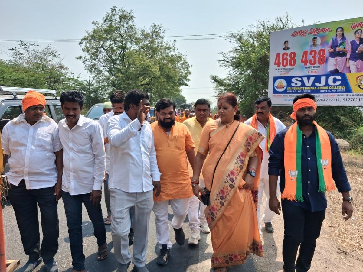 KGeethamurthy's tweet photo. #AnjannaAshirwadaYatra Karimnagar to Kondagattu Padayatra with MoS Sri Bandi Sanjay Anna https://t.co/H2DfJqN0RW