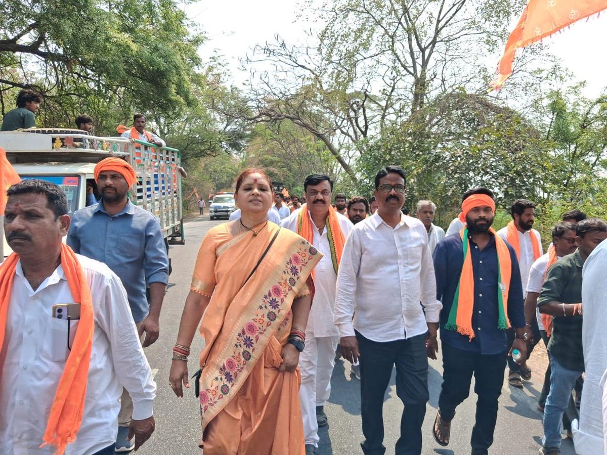 KGeethamurthy's tweet photo. #AnjannaAshirwadaYatra Karimnagar to Kondagattu Padayatra with MoS Sri Bandi Sanjay Anna https://t.co/H2DfJqN0RW