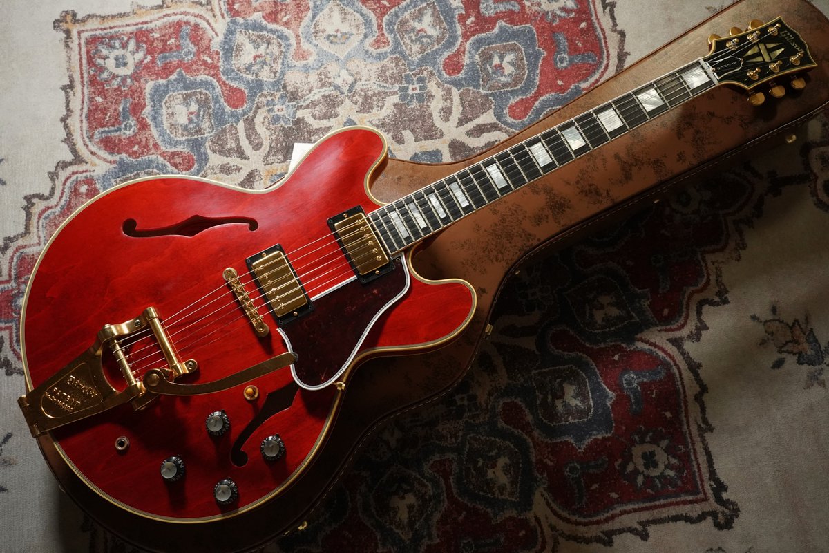 shima_shinjuku's tweet image. 【入荷情報】#Gibson Dealer Select 1959 ES-355 60s Cherry Bigsby Ultra #MurphyLab Light Agedが入荷しました。Thin Neck（61 335 Profile）、アルニコ2のCustombucker、ショートピックガード、60s チェリー・カラーを採用したカタログ外モデルです！

digimart.net/cat01/shop4944…