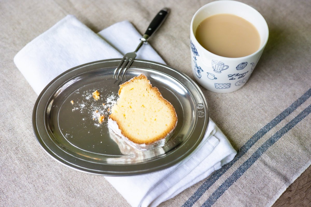 バター、砂糖、卵、小麦粉。
同じ重さで作る、シンプルなカトルカールを子羊のかたちに焼き上げました。

ふんわり、しっとり。
仕上げに粉砂糖をふわっと。
春のおやつにどうぞ。