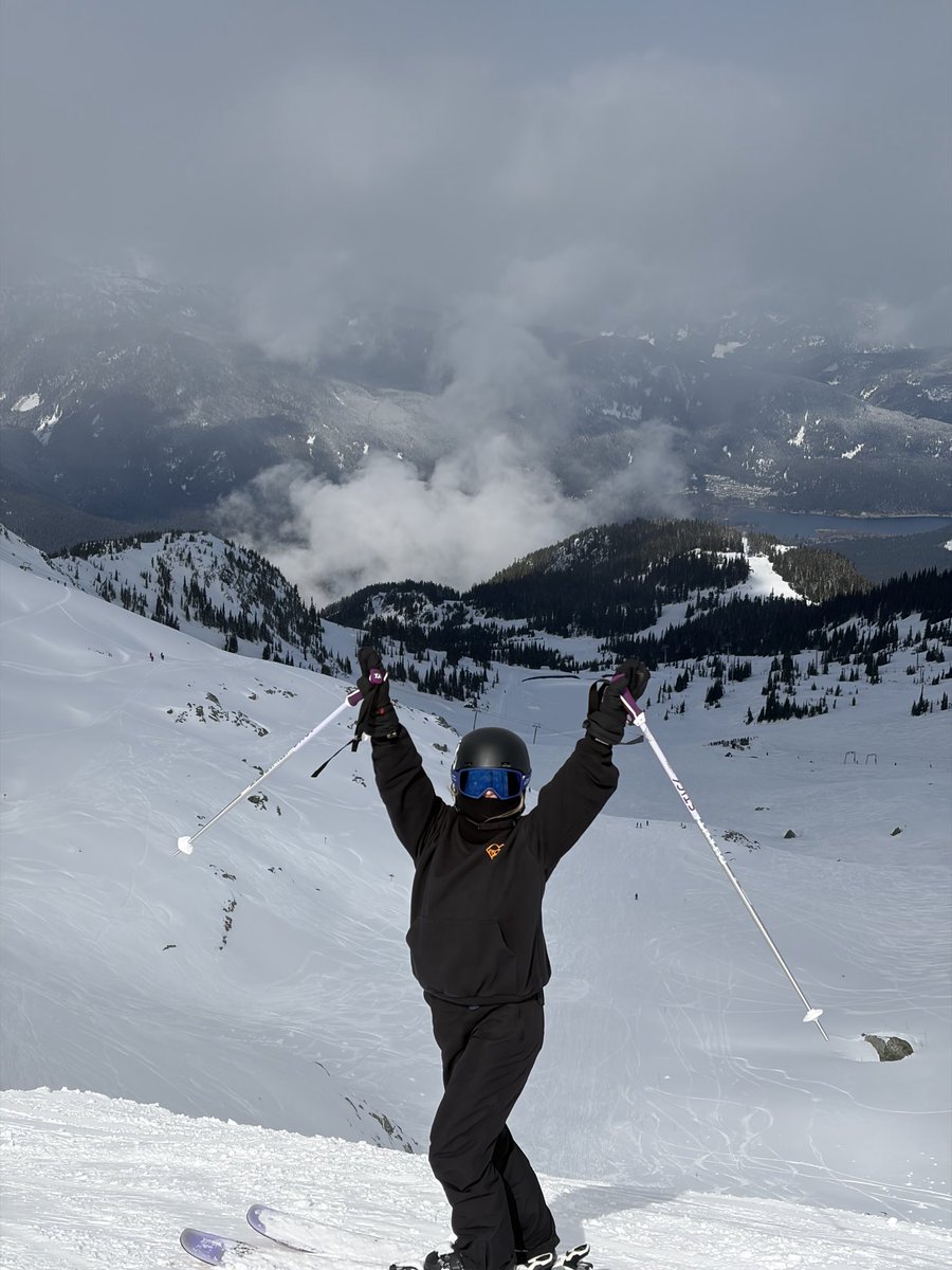 Juliesachq's tweet photo. @johnsummit it was so nice meeting you after your pop up today! I really appreciated that you came back to take a pic with me after you just sat down! This is the best ski weekend ever! Here’s some of my experts only hoodie pics on experts only runs 😉 @expertsonly https://t.co/L62hurmy0T