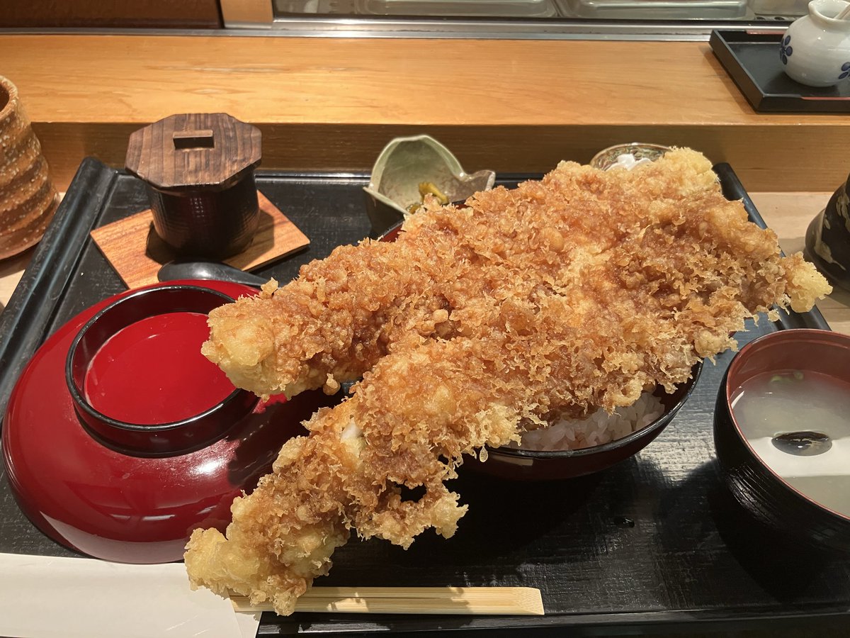 mino7124ssk's tweet photo. この肉厚ほろほろの身がたまらない😋
穴子たちに隠れてるけど椎茸とかぼちゃの天ぷらもありまして
再来週オープンのBURGERKINGは家から徒歩3分！ https://t.co/NyWaKVhDbJ