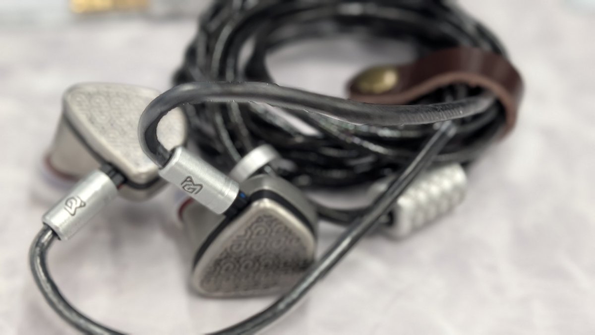 PMG Audio Apx ME(ピントがとんちんかんな所に合ってるのはご愛嬌)
値段の話は置いておいて、鳴らしやすい(X5 2ndのローゲインで十分)、音のバランスが好み、長く聴いていられるイヤホンだなと個人的な感想。
即手が出せる価格帯なら手元に持っておきたい1本かも🤔