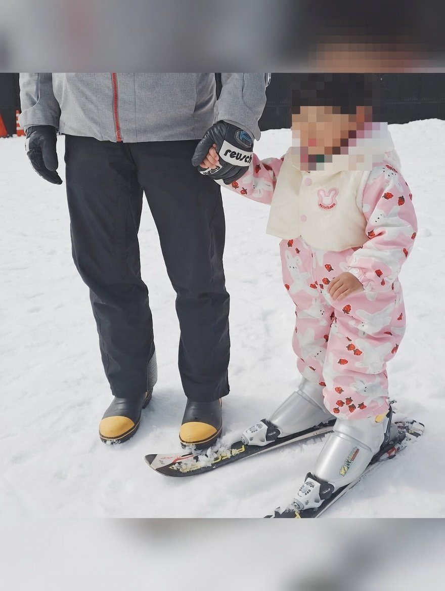 3歳の長男初スキーです。 とりあえずブーツ履いて歩いて、板履いて立て