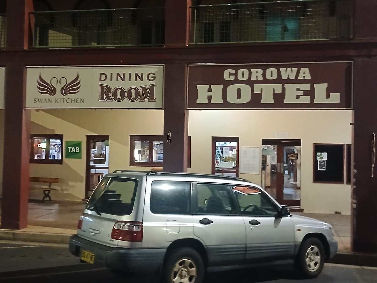 CathWe188398's tweet photo. I'm back near another town where I lived many years ago was Rand. Now at #Corowa 
1st time ever to see a roundabout with 5 roads off it at the end of the main street. Glorious sunny day 
Corowa Hotel brings back #memories https://t.co/SGWJNodzau