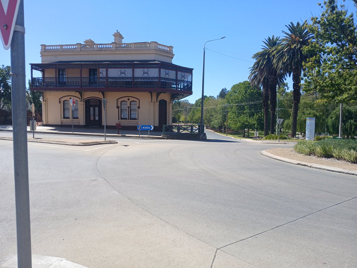 CathWe188398's tweet photo. I'm back near another town where I lived many years ago was Rand. Now at #Corowa 
1st time ever to see a roundabout with 5 roads off it at the end of the main street. Glorious sunny day 
Corowa Hotel brings back #memories https://t.co/SGWJNodzau