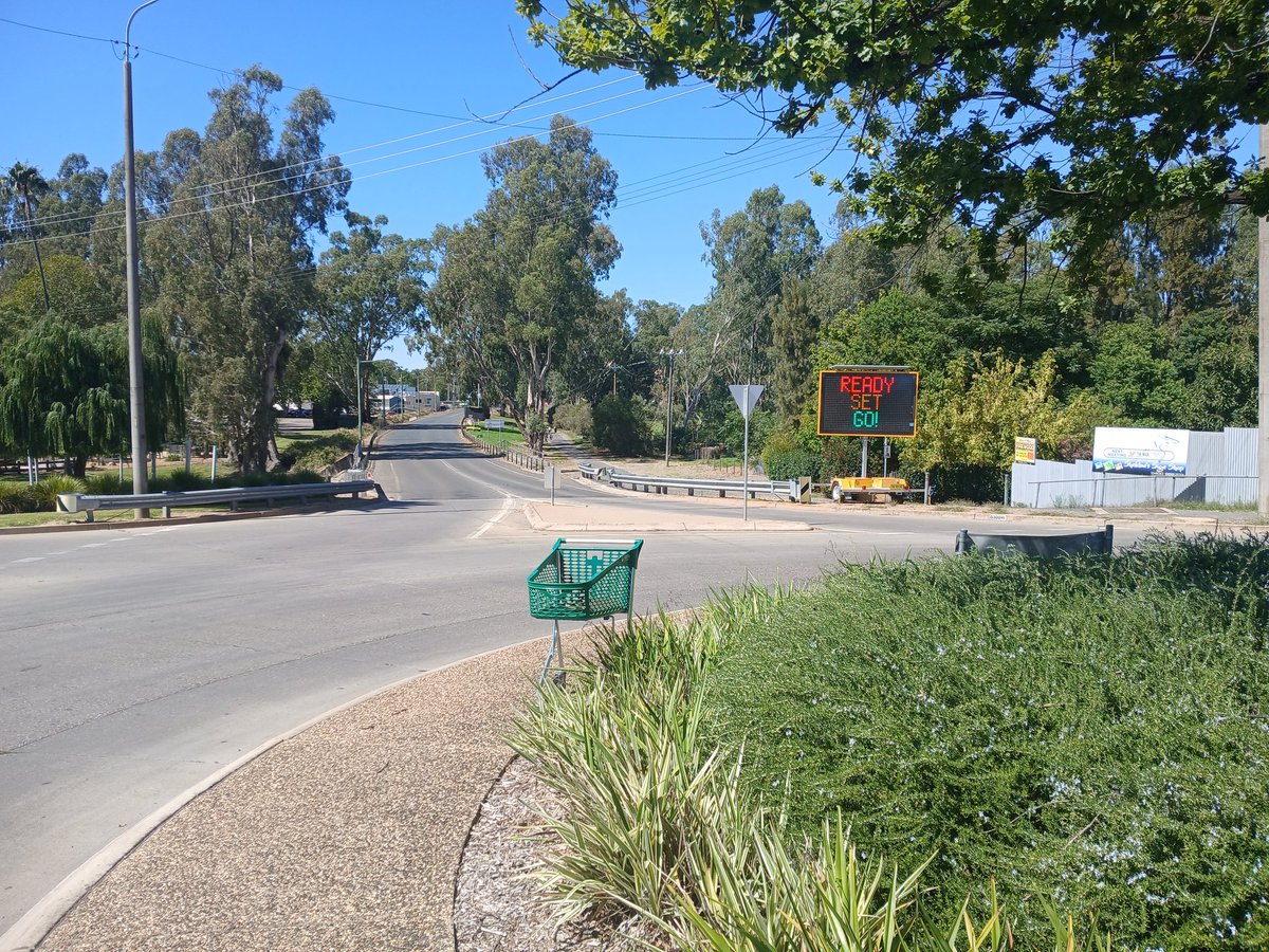 CathWe188398's tweet photo. I'm back near another town where I lived many years ago was Rand. Now at #Corowa 
1st time ever to see a roundabout with 5 roads off it at the end of the main street. Glorious sunny day 
Corowa Hotel brings back #memories https://t.co/SGWJNodzau