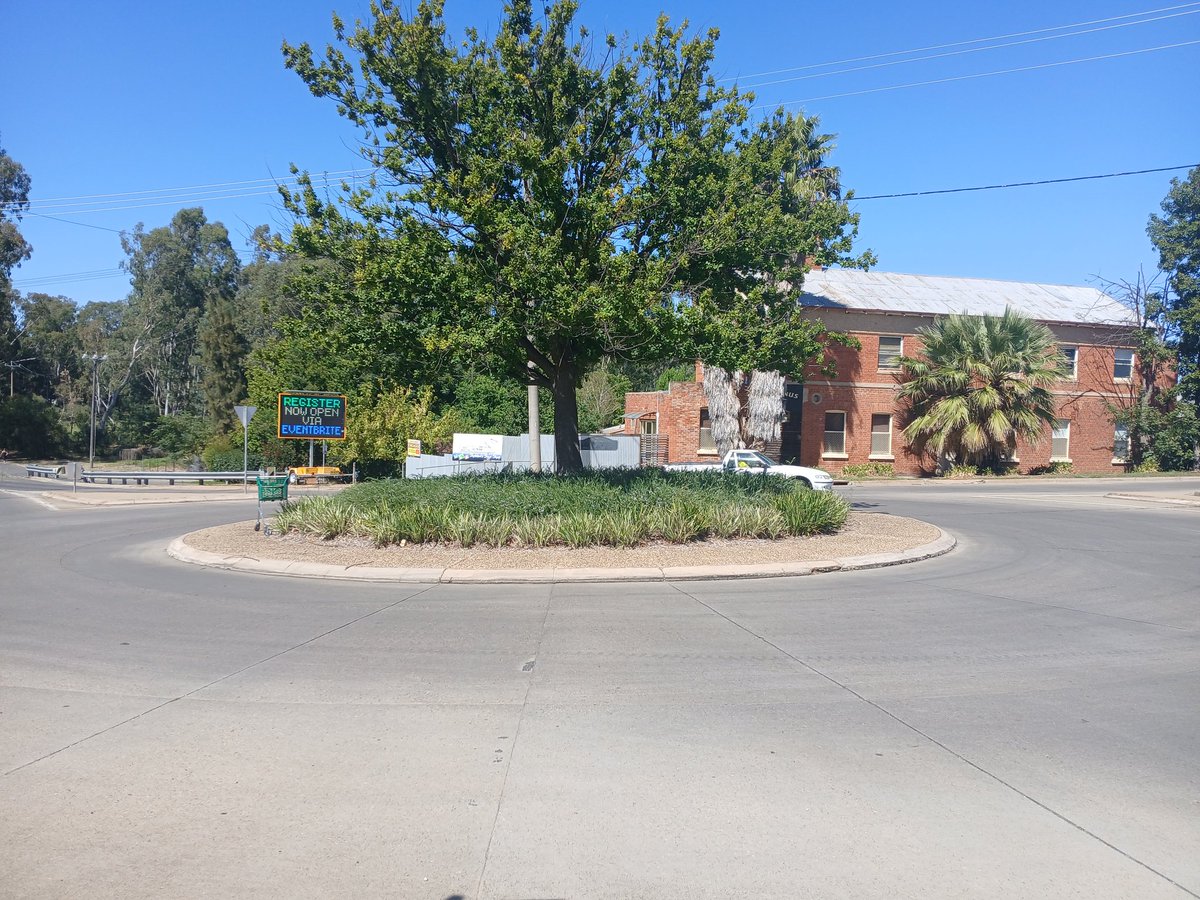 CathWe188398's tweet photo. I'm back near another town where I lived many years ago was Rand. Now at #Corowa 
1st time ever to see a roundabout with 5 roads off it at the end of the main street. Glorious sunny day 
Corowa Hotel brings back #memories https://t.co/SGWJNodzau