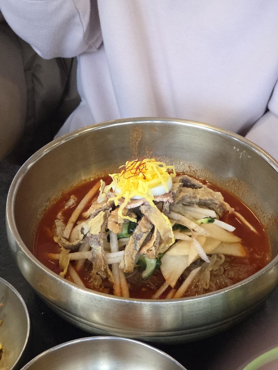 sy_cooking's tweet photo. 마지막으로 진주냉면과 선지해장국 하... 너무맛있다 그리고 밑반찬으로 딸기샐러드가 나왔는데 넘 신기했음 https://t.co/lFiQIoxSs6