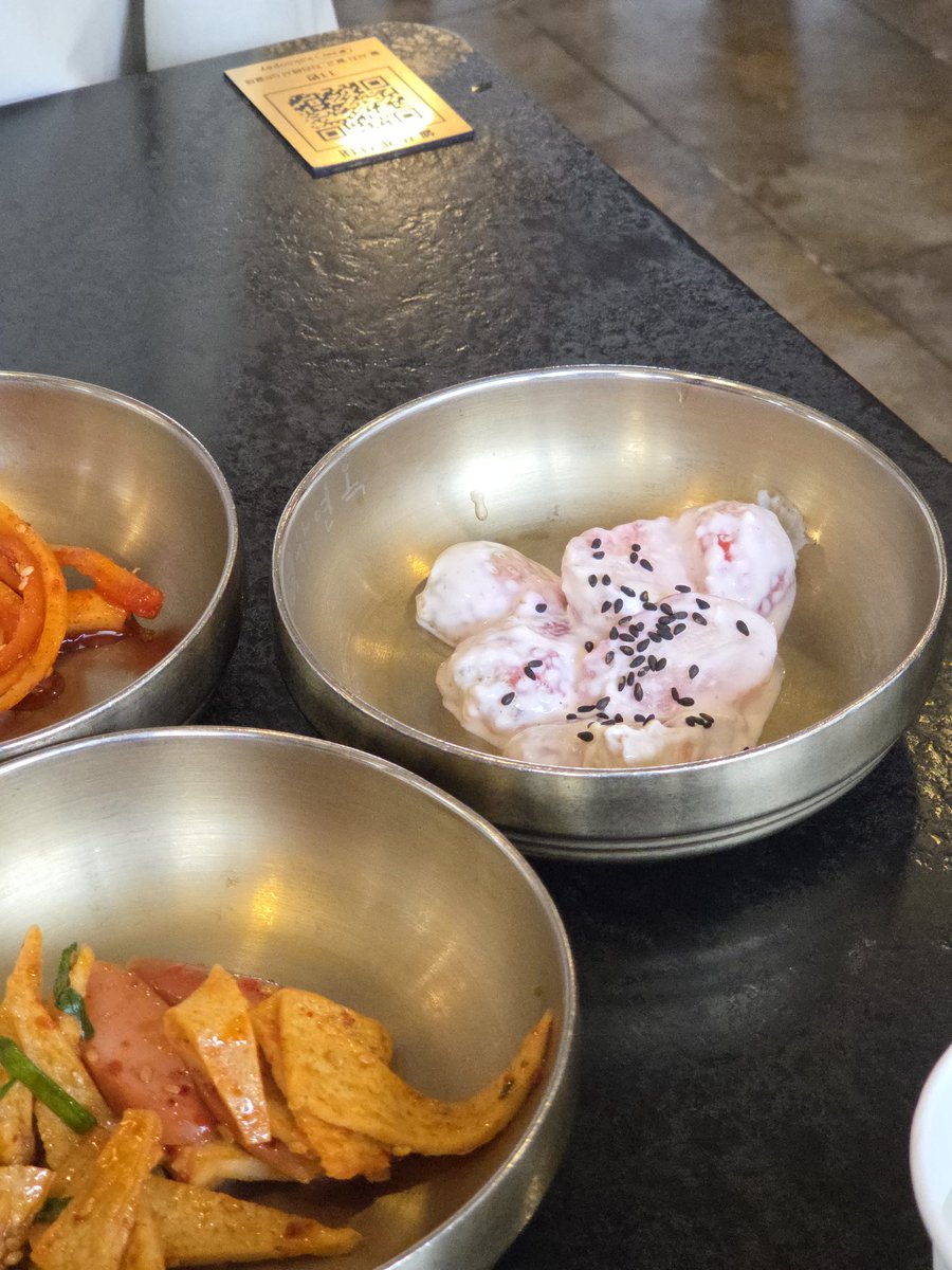 sy_cooking's tweet photo. 마지막으로 진주냉면과 선지해장국 하... 너무맛있다 그리고 밑반찬으로 딸기샐러드가 나왔는데 넘 신기했음 https://t.co/lFiQIoxSs6