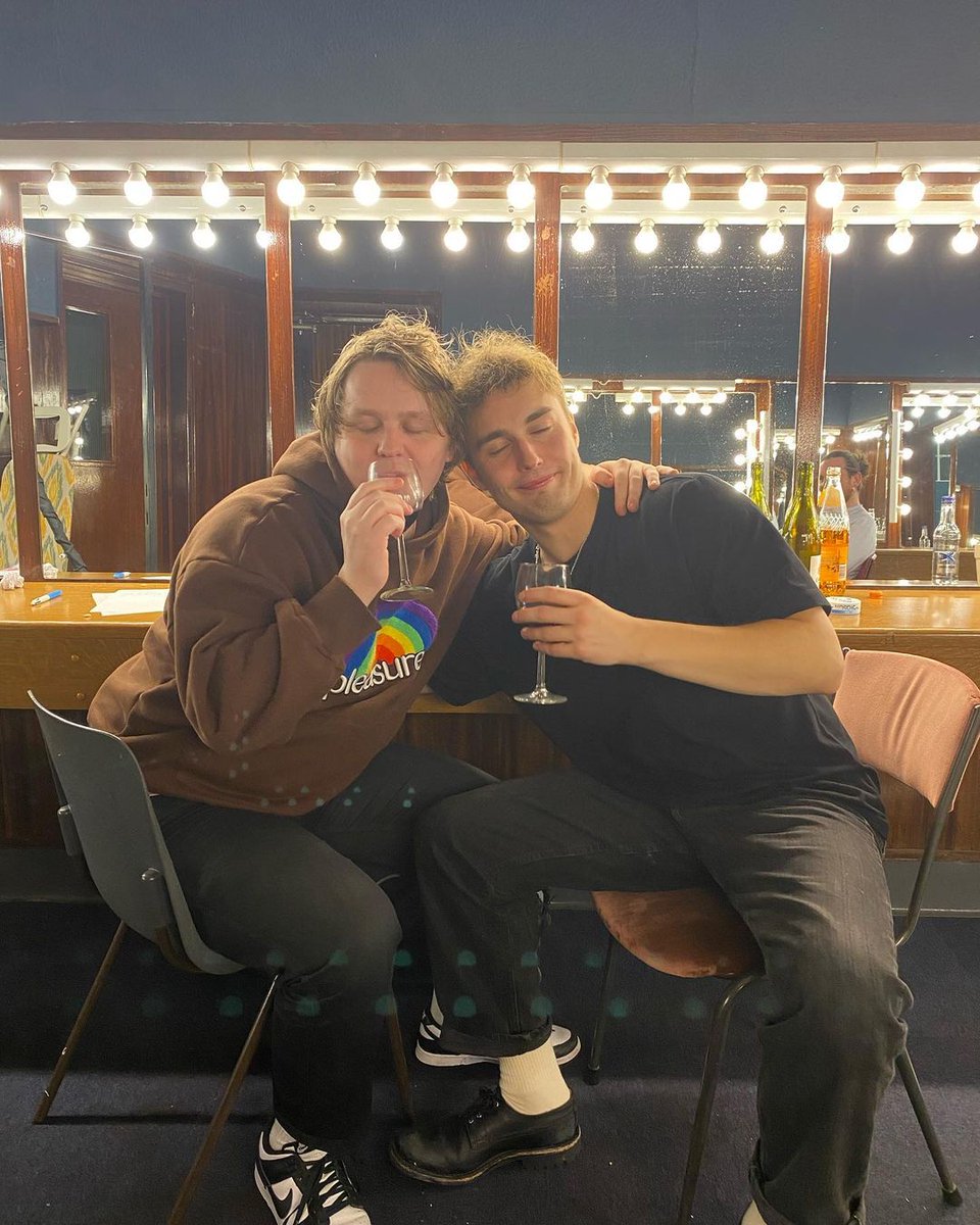 SamFenderUPDTS's tweet photo. Bueno sigan la cuenta! Lewis y Sam son amigazos y ambos hacen musica hermosa ✨️ https://t.co/S0YlptUPaz