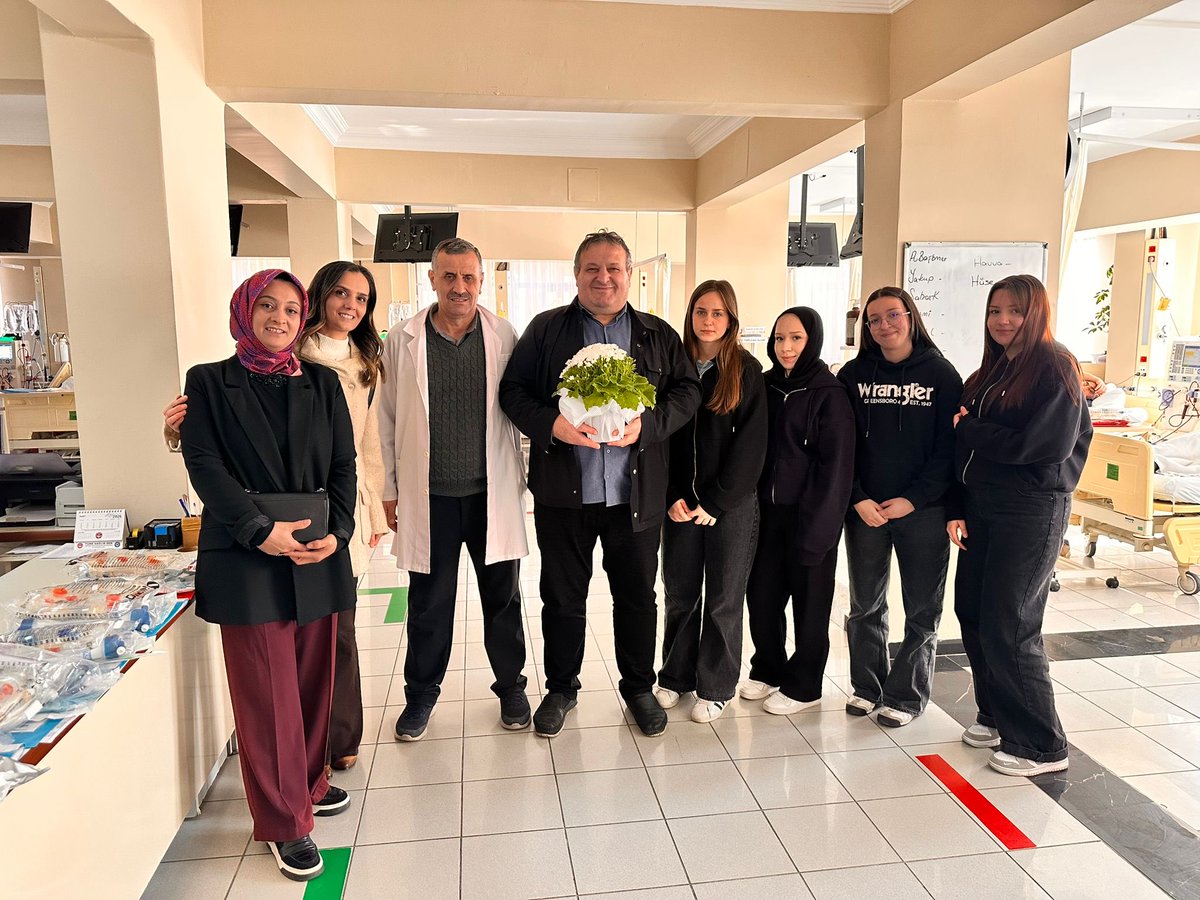 CayeliSML's tweet photo. Sağlık Meslek Lisesi Öğrencilerinden Doktorlara 14 Mart Tıp Bayramı Ziyareti

14 Mart Tıp Bayramı dolayısıyla Sağlık Meslek Lisesi öğrencileri, Çayeli Devlet Hastanesi’ni ziyaret ederek sağlık çalışanlarının bayramını kutladı. Öğrenciler, hastane çalışanlarına çiçek hediye etti. https://t.co/eDP13oMoY7